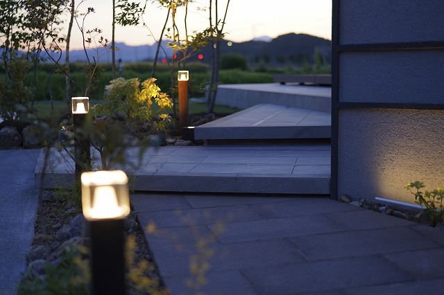 柔らかい光に包まれて　株式会社HARUMI　群馬県O様邸 Spectacular garden lighting by lighting professionals. Enjoy a dramatic, romantic, even mysterious scene comparing to a day time.