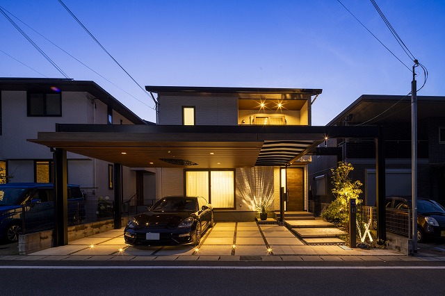 hybrid shadow lighting　パーチェフル／GRAZIE MILLE　滋賀県K様邸 Spectacular garden lighting by lighting professionals. Enjoy a dramatic, romantic, even mysterious scene comparing to a day time.