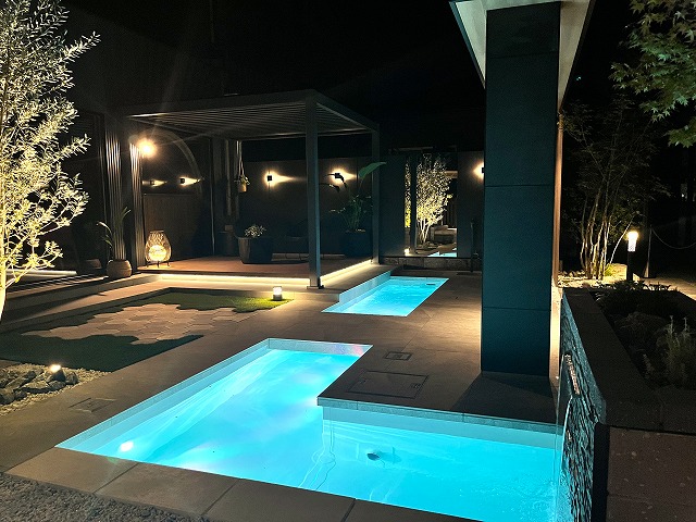 和モダンとリゾートな空間 夢咲ガーデン/株式会社むさしの 埼玉県 自社SR Spectacular garden lighting by lighting professionals. Enjoy a dramatic, romantic, even mysterious scene comparing to a day time.