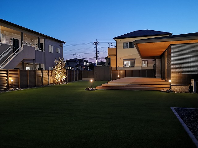 ナイトシーンも楽しむお庭　クラウンエクステリア株式会社　愛知県S様邸 Spectacular garden lighting by lighting professionals. Enjoy a dramatic, romantic, even mysterious scene comparing to a day time.